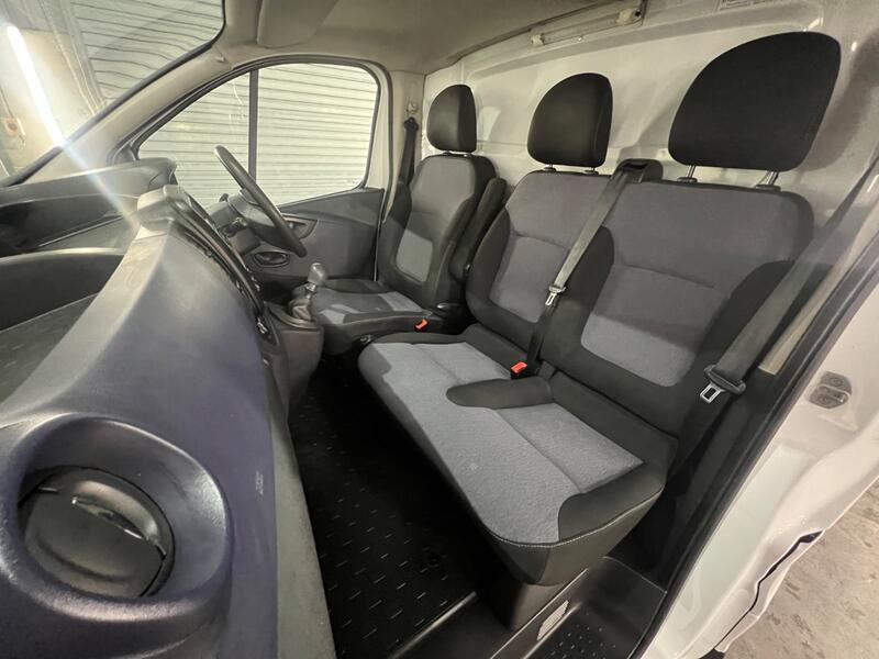 VAUXHALL VIVARO