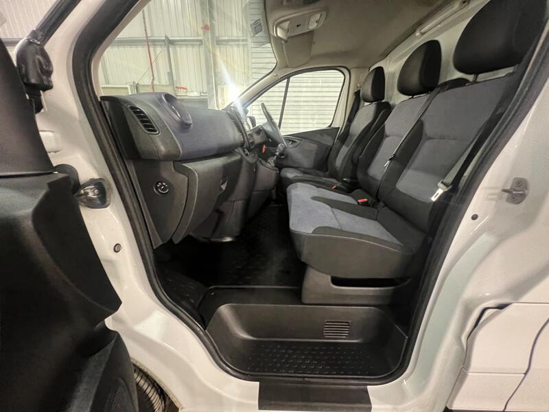 VAUXHALL VIVARO